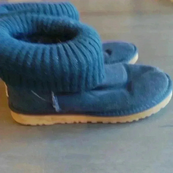 UGGS - Picture 2 of 4